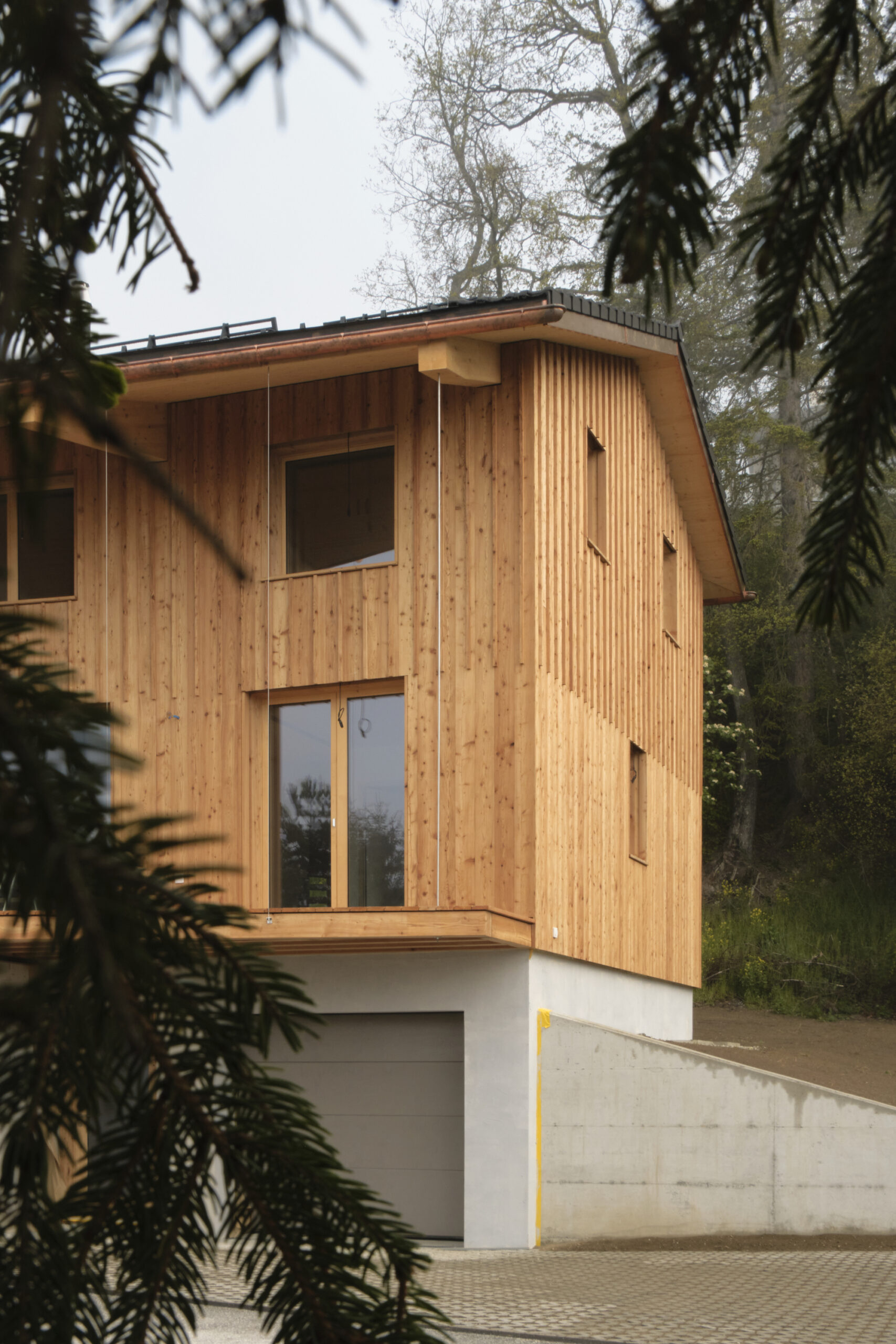 09exterieur-maison-ecologique-suisse-bois-massif maison écologique Suisse bois massif