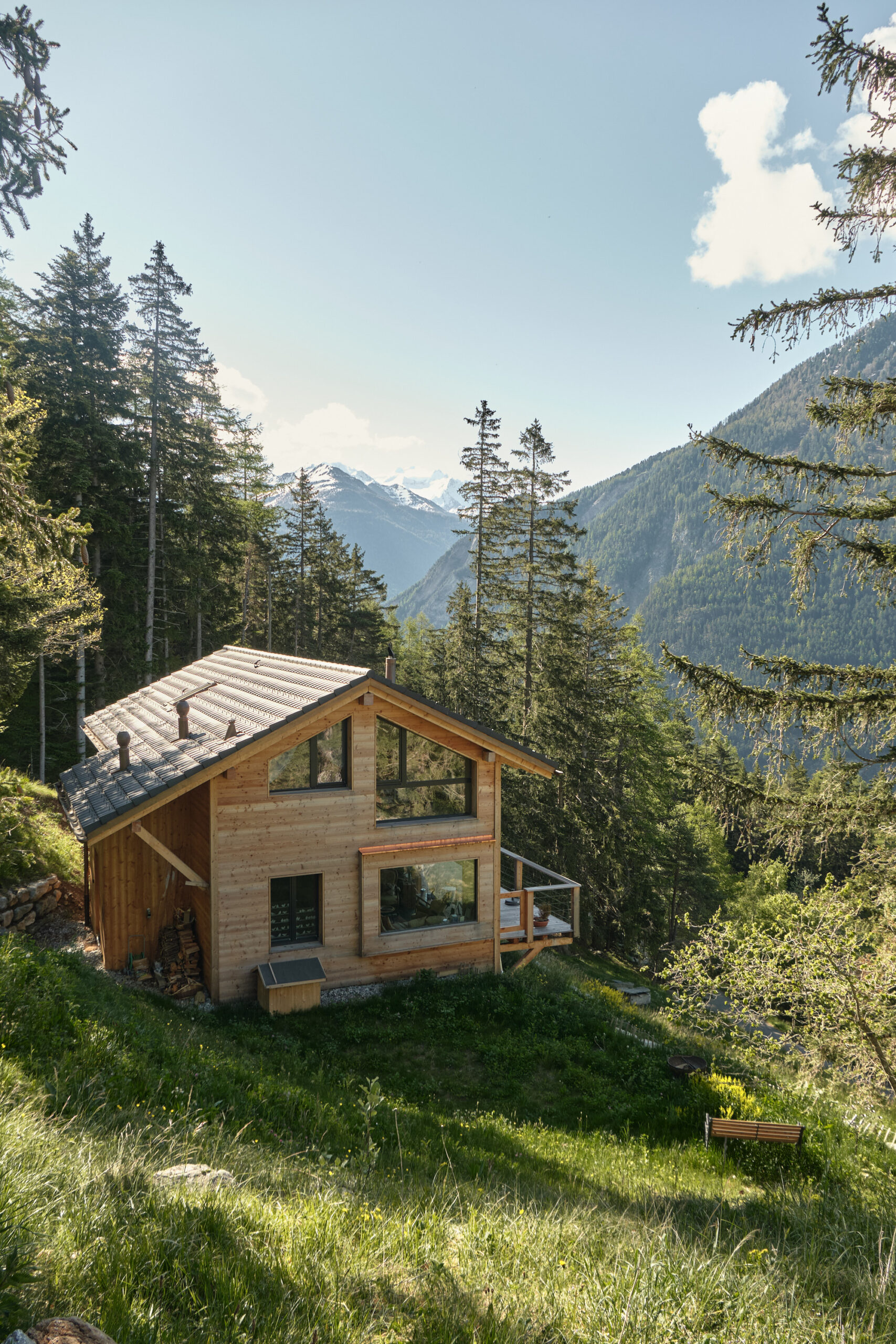 Maison en bois massif avec architecture Suisse