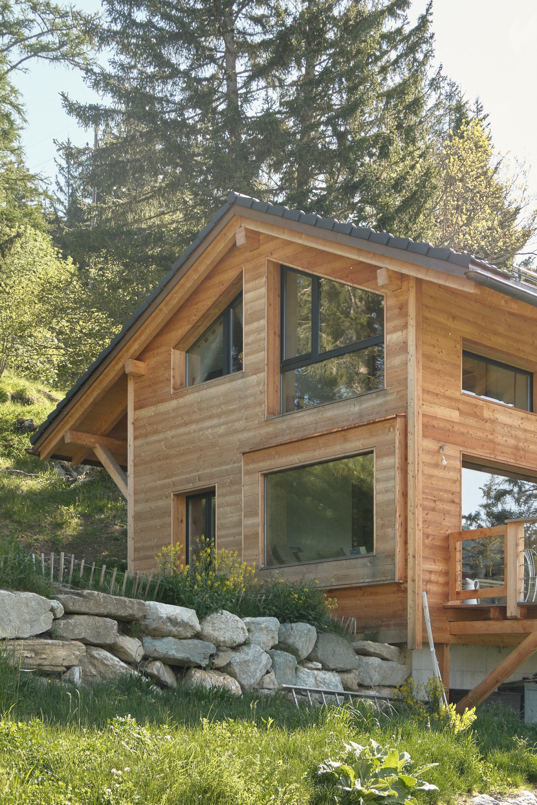 Architecture contemporaine en bois massif en Suisse