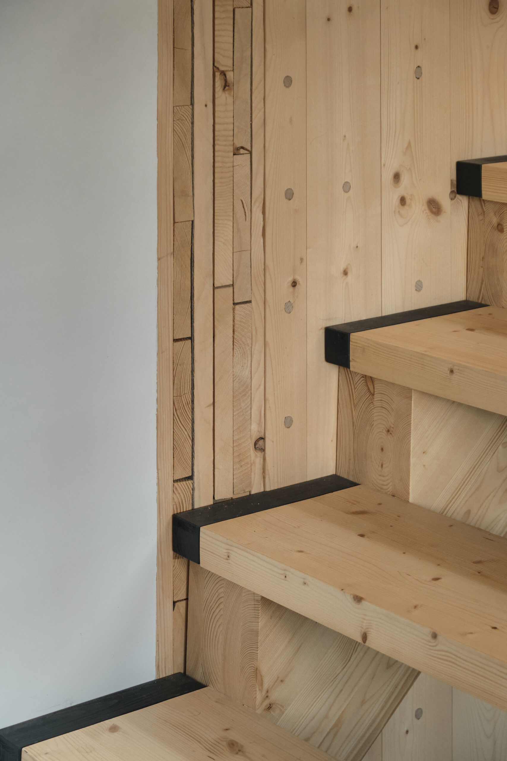 Chalet design contemporain en bois massif en Suisse